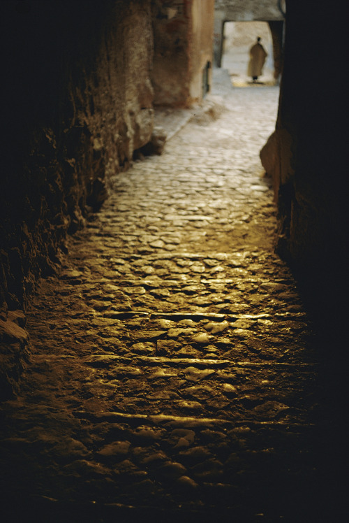 A passageway in Algeria. Photograph by Thomas J. Abercrombie, National Geographic Creative (year unknown)